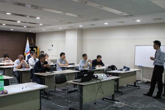 IoT플랫폼전문업체포럼은 IoT에 관련되는 디바이스, 플랫폼, 네트워크, 서비스, 보안 기업들이 모여 실제로 IoT 실증모델을 만들어보자는 취지를 갖고 출범했다. ETRI 표준연구센터 김형준 센터장을 초청해 강연을 듣고 있다. IoT플랫폼전문업체포럼 제공